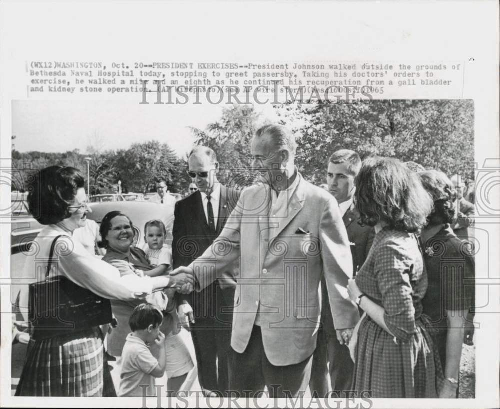 1965 Press Photo President Johnson Greets Supporters Outside in The President&amp;amp;#039;s Photographer Worksheet Answers